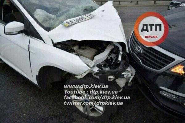 Роковая ошибка водителя "Ford Focus" привела к масштабному ДТП в Киеве