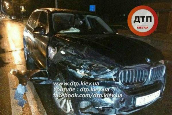 В Киеве пьяный водитель за рулем "ЗАЗ" "уделал" две иномарки - "BMW" и "Dacia Logan"