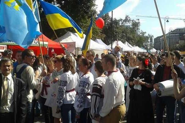 По центру Варшавы прошел Парад вышиванок