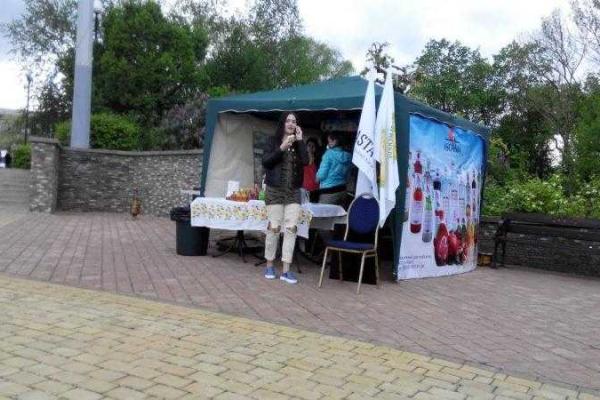 Пасха в Донецке: малолюдное гулянье и большие очереди за бесплатным куличом Пасха в Донецке: малолюдное гулянье и большие очереди за бесплатным куличом