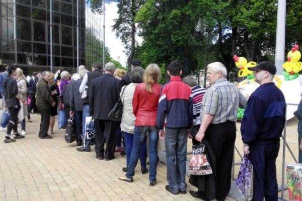 Пасха в Донецке: малолюдное гулянье и большие очереди за бесплатным куличом Пасха в Донецке: малолюдное гулянье и большие очереди за бесплатным куличом