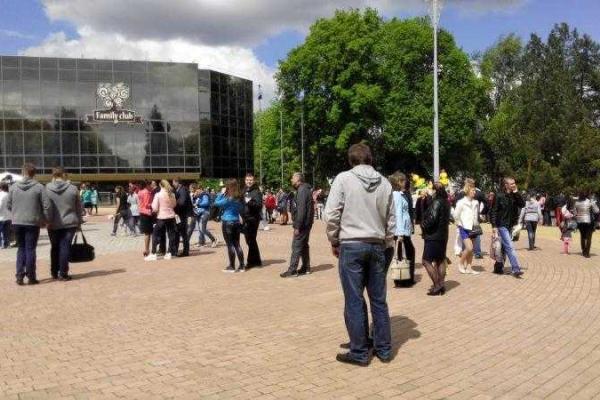 Пасха в Донецке: малолюдное гулянье и большие очереди за бесплатным куличом Пасха в Донецке: малолюдное гулянье и большие очереди за бесплатным куличом