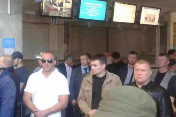 Оппозиционеры Бойко и Новинский застряли в одесском аэропорту, благодаря активистам Оппозиционеры Бойко и Новинский застряли в одесском аэропорту, благодаря активистам