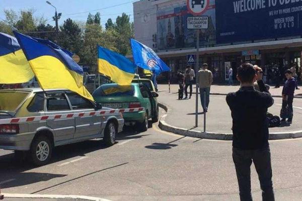 Оппозиционеры Бойко и Новинский застряли в одесском аэропорту, благодаря активистам Оппозиционеры Бойко и Новинский застряли в одесском аэропорту, благодаря активистам