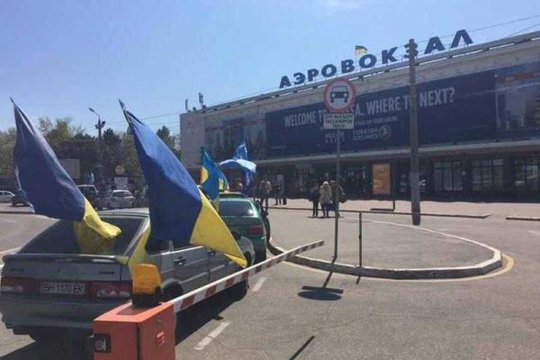 Оппозиционеры Бойко и Новинский застряли в одесском аэропорту, благодаря активистам Оппозиционеры Бойко и Новинский застряли в одесском аэропорту, благодаря активистам