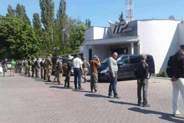 Активисты Одессы победили: заблокированные в аэропорту депутаты-оппозиционеры решили вернуться домой Активисты Одессы победили: заблокированные в аэропорту депутаты-оппозиционеры решили вернуться домой