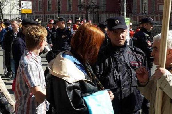 В Питере активисты в окружении ОМОНа провели шествие с флагами Украины, ЕС и крымских татар