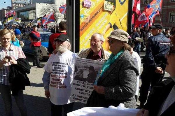 В Питере активисты в окружении ОМОНа провели шествие с флагами Украины, ЕС и крымских татар