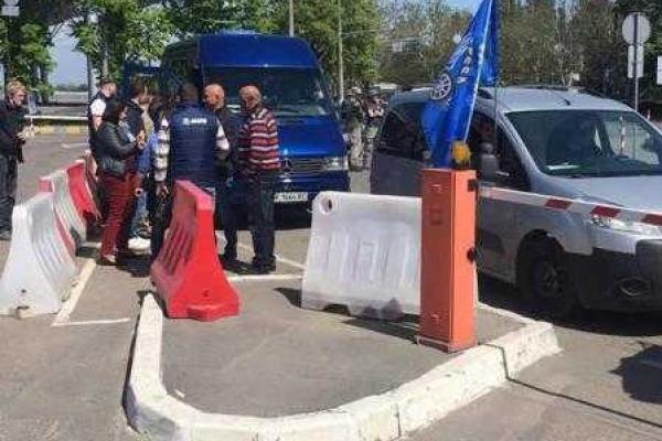 Оппозиционеры Бойко и Новинский застряли в одесском аэропорту, благодаря активистам Оппозиционеры Бойко и Новинский застряли в одесском аэропорту, благодаря активистам