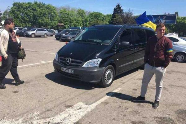 Оппозиционеры Бойко и Новинский застряли в одесском аэропорту, благодаря активистам Оппозиционеры Бойко и Новинский застряли в одесском аэропорту, благодаря активистам