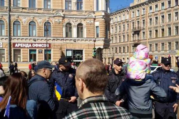 В Питере активисты в окружении ОМОНа провели шествие с флагами Украины, ЕС и крымских татар