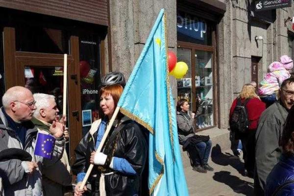 В Питере активисты в окружении ОМОНа провели шествие с флагами Украины, ЕС и крымских татар