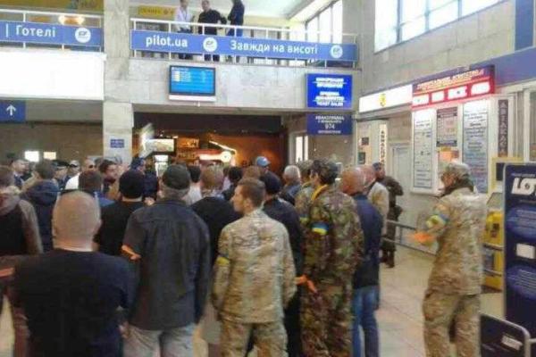 Активисты Одессы победили: заблокированные в аэропорту депутаты-оппозиционеры решили вернуться домой Активисты Одессы победили: заблокированные в аэропорту депутаты-оппозиционеры решили вернуться домой