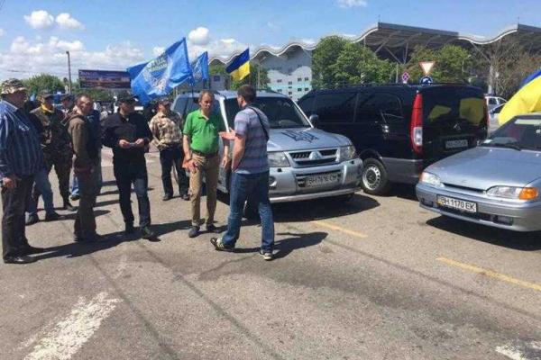 Оппозиционеры Бойко и Новинский застряли в одесском аэропорту, благодаря активистам Оппозиционеры Бойко и Новинский застряли в одесском аэропорту, благодаря активистам