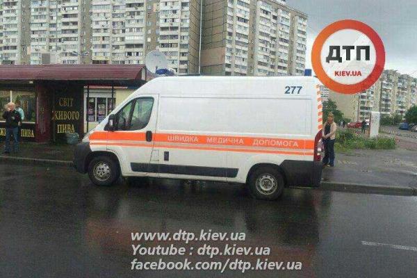 В Киеве автомобиль "Mercedes" с пьяным водителем за рулем налетел на подростка на "зебре"