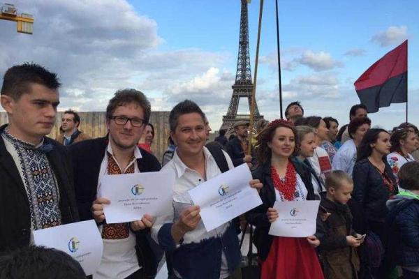 В Париже у Эйфелевой башни состоялось дефиле в вышиванках