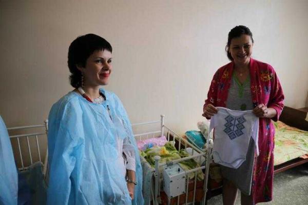 В Северодонецке новорожденным малышам подарили распашонки-вышиванки