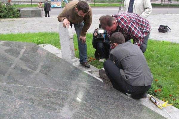 В Полтаве "свободовцы" восстановили разрушенный памятник Небесной сотне В Полтаве "свободовцы" восстановили разрушенный памятник Небесной сотне