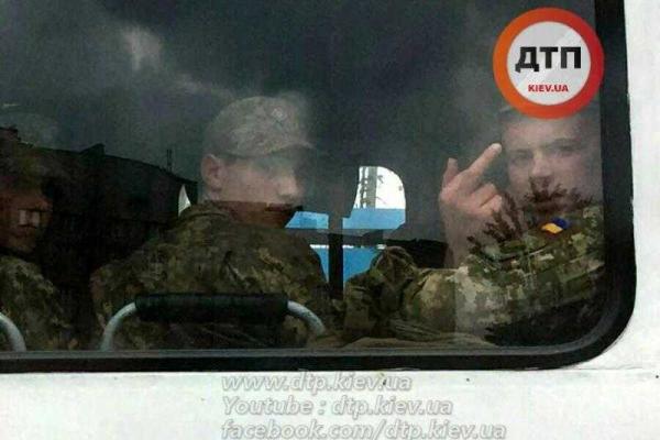 В Киеве автобус с военными въехал в троллейбус