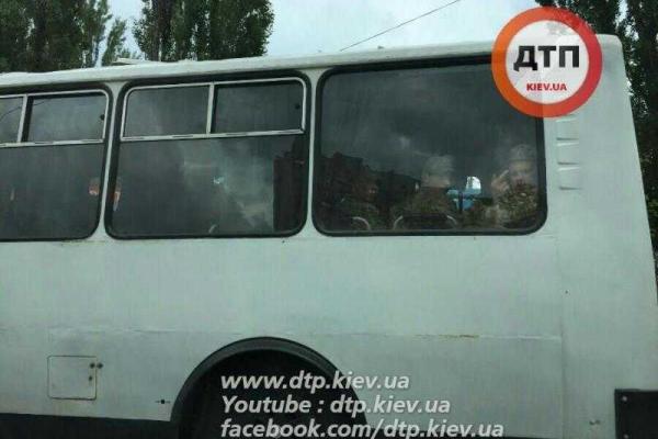 В Киеве автобус с военными въехал в троллейбус