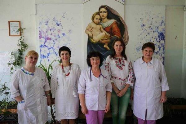 В Северодонецке новорожденным малышам подарили распашонки-вышиванки
