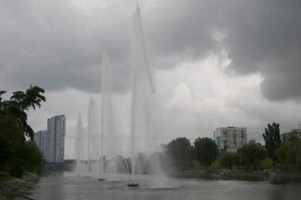 В Киеве под проливным дождем торжественно запустили фонтан на Русановке В Киеве под проливным дождем торжественно запустили фонтан на Русановке