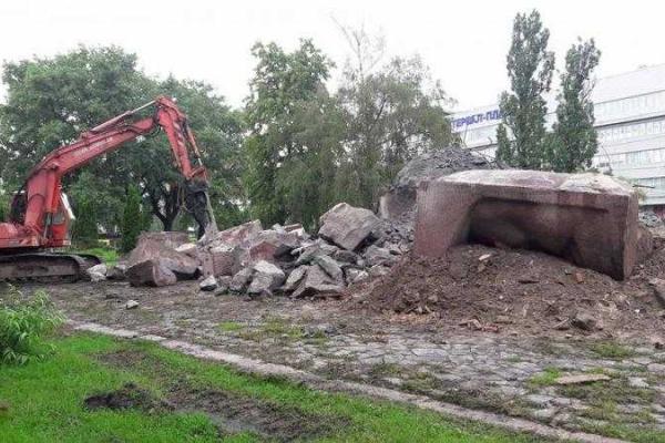 В Киеве снесли памятник чекистам 