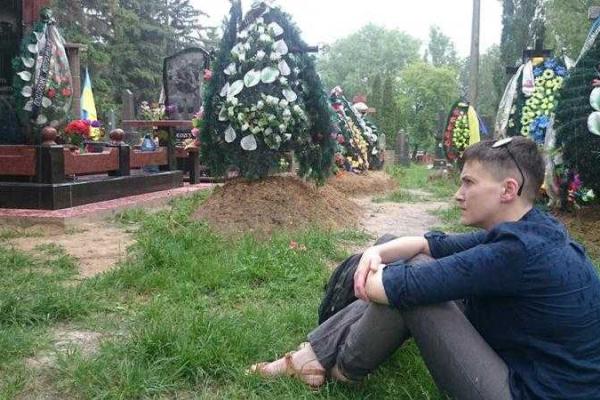 Надежда Савченко на могилах погибших собратьев почтила память героев АТО