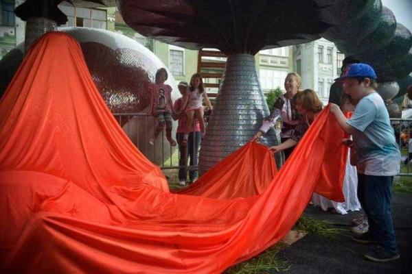 На Пейзажной аллее в Киеве появилась новая скульптура под названием "Алиса" На Пейзажной аллее в Киеве появилась новая скульптура под названием "Алиса"