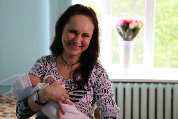 В Северодонецке новорожденным малышам подарили распашонки-вышиванки