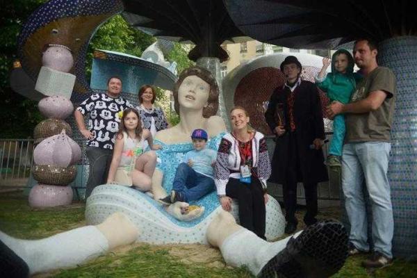 На Пейзажной аллее в Киеве появилась новая скульптура под названием "Алиса" На Пейзажной аллее в Киеве появилась новая скульптура под названием "Алиса"