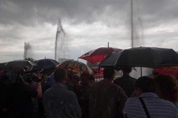 В Киеве под проливным дождем торжественно запустили фонтан на Русановке В Киеве под проливным дождем торжественно запустили фонтан на Русановке