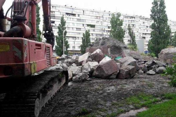 В Киеве снесли памятник чекистам 