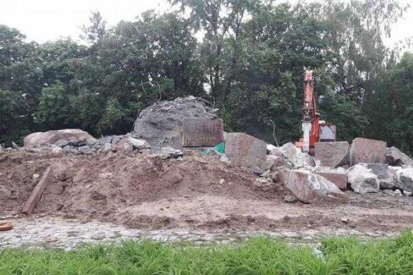 В Киеве снесли памятник чекистам 