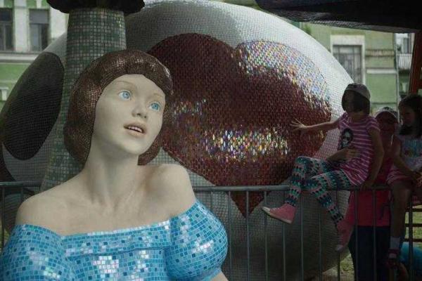 На Пейзажной аллее в Киеве появилась новая скульптура под названием "Алиса" На Пейзажной аллее в Киеве появилась новая скульптура под названием "Алиса"