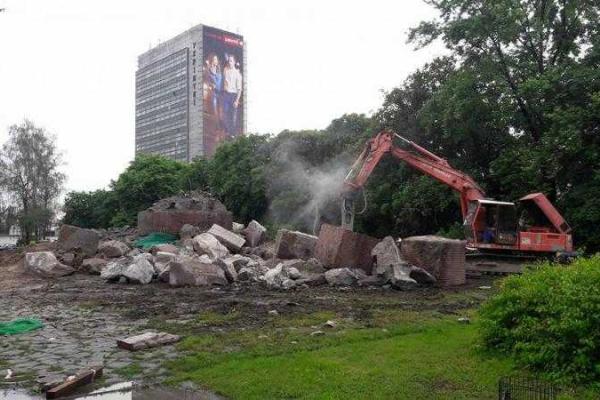 В Киеве снесли памятник чекистам 