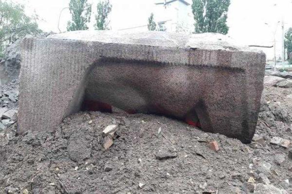 В Киеве снесли памятник чекистам 