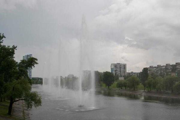 В Киеве под проливным дождем торжественно запустили фонтан на Русановке В Киеве под проливным дождем торжественно запустили фонтан на Русановке