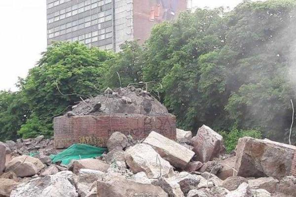 В Киеве снесли памятник чекистам 