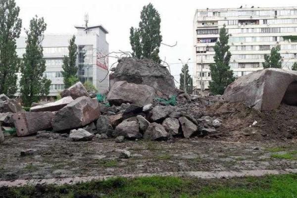 В Киеве снесли памятник чекистам 