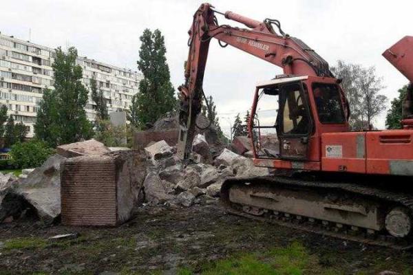 В Киеве снесли памятник чекистам 