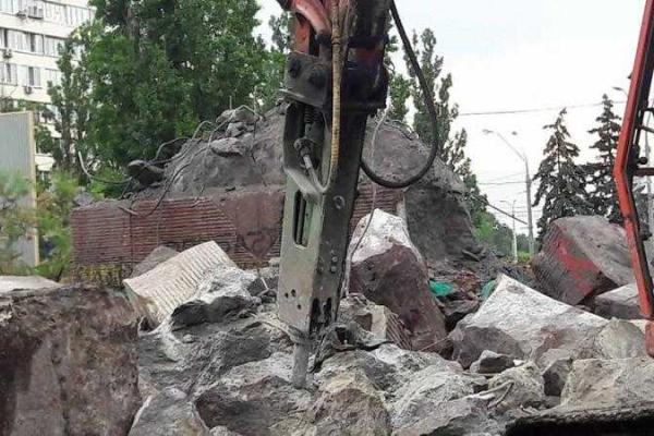 В Киеве снесли памятник чекистам 