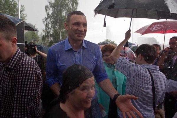 В Киеве под проливным дождем торжественно запустили фонтан на Русановке В Киеве под проливным дождем торжественно запустили фонтан на Русановке