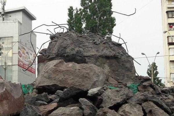 В Киеве снесли памятник чекистам 