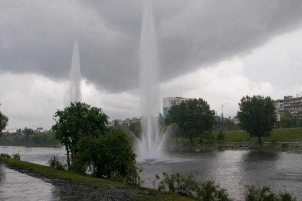 В Киеве под проливным дождем торжественно запустили фонтан на Русановке В Киеве под проливным дождем торжественно запустили фонтан на Русановке