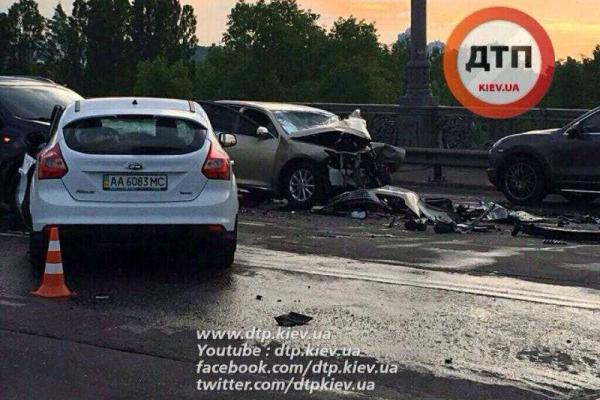 Роковая ошибка водителя "Ford Focus" привела к масштабному ДТП в Киеве