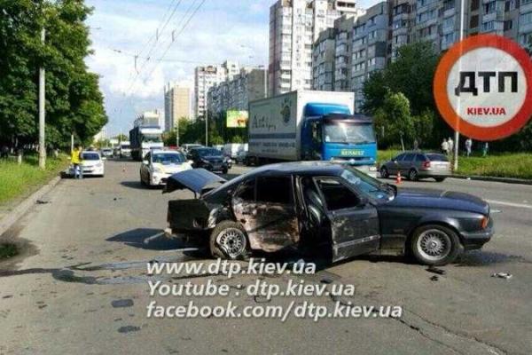 В Киеве пьяный водитель на "BMW" влетел в столб и сбежал с места аварии В Киеве пьяный водитель на "BMW" влетел в столб и сбежал с места аварии