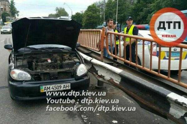 В Киеве неисправный бетоновоз влетел в отбойник В Киеве неисправный бетоновоз влетел в отбойник