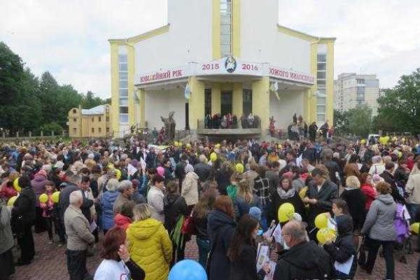 В Хмельницком горожане провели Марш семьи в защиту традиционных ценностей В Хмельницком горожане провели Марш семьи в защиту традиционных ценностей