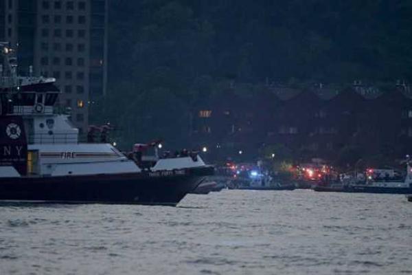 В Нью-Йорке продолжается спасательная операция: в реку Гудзон рухнул раритетный самолет